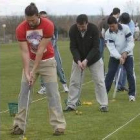 Kjelling, el presidente Juan Arias y el entrenador Manolo Cadenas, en plena clase práctica de golf
