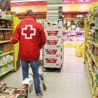 Personal de Cruz Roja recoge los pedidos en un supermercado. DL