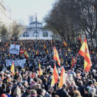 Miles de personas se manifestaron ayer en madrid en contra del Gobierno de Pedro Sánchez convocadas por Vox. VÍCTOR LERENA