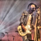 El cantante Leiva, sobre el escenario durante un concierto celebrado en León.