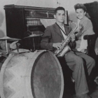 Elisa Pardo, con músicos de la banda, en 1954.