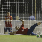 Víctor Valdés participa en el entrenamiento previo de la selección española.