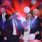 Clinton y su esposo (derecha), en la Convención Demócrata en Filadelfia.
