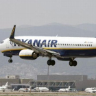 Un avión de Ryanair en El Prat.