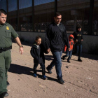 Una familia de inmigrantes detenida por la Patrulla Froteriza de los EEUU.