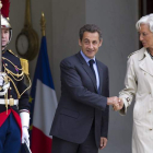 El presidente francés saluda a la directora gerente del FMI, Christine Lagarde.