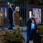 Joe Biden sale ayer de un servicio religioso en una iglesia de Washington. KEN CEDENO