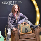 Steven Tyler presenta una colección de bolsos y maletas en el festival Starlite en Marbella