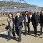 El subdelegado y tras él el director de la Ciuden y el alcalde de Igüeña en la visita al vivero.