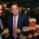 Silvia Clemente, el presidente de la Cámara Municipal de Braganza, Hernani Dias, y Marcos Martínez, ayer en uno de los stands