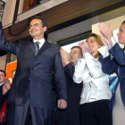 Zapatero saluda tras conocer la victoria socialista en las elecciones generales de 2004.