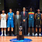 .- Fotografía de familia con el presidente de la Asociación de Clubes de Baloncesto (ACB)