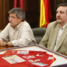 El alcalde junto con Juan Arias en el Ayuntamiento cuando se firmó el patrocinio de Feve con el club