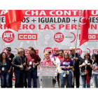 Los líderes de CC OO y UGT al finalizar ayer la marcha en Madrid. JUANJO MARTÍN