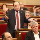 El líder del PSC, Miquel Iceta, pregunta al 'president' Carles Puigdemont, durante la sesión de control al Govern.