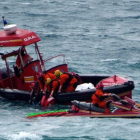 Efectivos de bomberos rescataron el cuerpo flotando en el mar