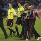 Claudio y Falete acompañan al trío arbitral encabezado por Iosu Galech Apezteguía al finalizar la primera parte del partido en El Toralín.