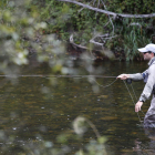 La temporada de pesca en los ríos de la provincia levantará el telón el 27 de marzo. FERNANDO OTERO