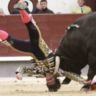 David Mora arrollado por su primer toro.