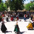 Actuación de un grupo de danzas en una edición pasada del Día de Asturias de Valencia.