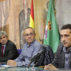 Coscubiela, arriba en el medio, y su público, ayer. SECUNDINO PÉREZ
