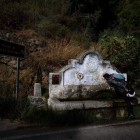 Un viajero bebe agua de una fuente a la salida del ‘Camino del Rey’, en Málaga. JORGE ZAPATA