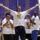 Gasol saluda a los aficionados en un acto tras conquistar el título de la NBA.