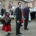 En la imagen, los jóvenes de Brugos de Fenar llevan a san Jorge en procesión