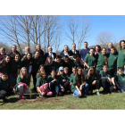 Los niños y niñas de sexto de Primaria, junto a sus profesores, directora y directivos de la empresa, y abajo el alcalde de La Robla, plantando su árbol. DL