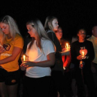 Amigos, compañeros de equipo, estudiantes y profesores asiste a una vgilia en recuerdo de Celia Barquín, en el campus de la universidad de Iowa