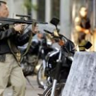 Un manifestante apunta con su fusil durante los enfrentamientos en Caracas