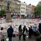 Flores en memoria de las víctimas del atentado de hace una semana en Manchester. NIGEL RODDIS