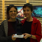 Ilu Vílchez y Marta Rossic, con el premio de la Sociedad Europea de Ciencia-Ficción.