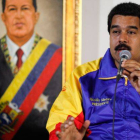 Nicolás Maduro, junto a un cuadro de Hugo Chávez.