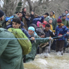 Refugiados en Idomeni cuando trataron de cruzar a Macedonia, el lunes.