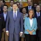 Rajoy y la ministra Ana Mato posan en La Moncloa tras la firma del Pacto.