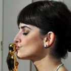 La actriz española Penelope Cruz besa su Oscar como Mejor Actriz de Reparto.