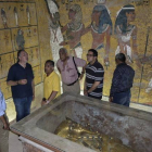 El egiptólogo británico Nicholas Reeves (segundo por la izquierda) habla con el ministro egipcio de Antigüedades, Mamduh al Damati (de amarillo), en la sala de la sepultura del rey Tutankamón, en Luxor, este lunes.