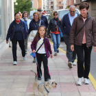 Los caminantes participan en una marcha por el trazado.