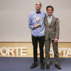 El atleta leonés Dani Pérez recibe el premio de Alfonso Lahuerta. FEACYL