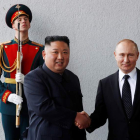 El líder norcoreano Kim Jong-un y el presidente ruso Vladimir Putin en Vladivostok. SERGEI ILNITSKY