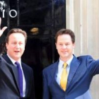 Cameron y el viceprimer ministro, Nick Clegg, entran en el número 10 de Downing Street.