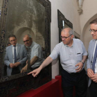 De Cela mostraba a Enrique Saiz hace un año uno de los espejos sin restaurar, colgado en la sacristía de la Encina. L. DE LA MATA