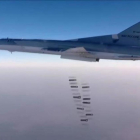 Un avión de combate ruso Tu-22M3 bombardea la ciudad siria de Day al-Zawr.