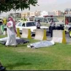 La policía saudí examina los cadáveres del ataque contra el lujoso complejo petrolífero saudí