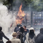 Enfrentamiento entre los manifestantes y la policía en la plaza de la Nación de París. C. PETIT TESSON