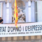 Miembros del equipo de Torra cuelgan una nueva pancarta en el Palau, tras retirar las dos anteriores: Libertad de opinión y expresión.