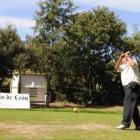 Un participante realiza un golpe durante el torneo.