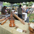 Uno de los puestos de la Feria de Artesanía que cada agosto se celebra en el Val de San Lorenzo.