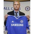 José Mourinho posa con una camiseta del Chelsea.